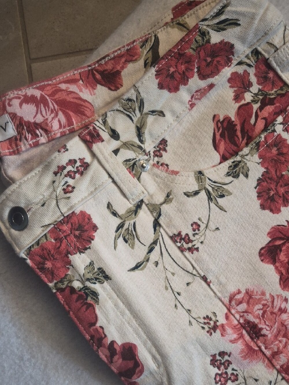 Women Ava & Viv Cream Floral Print Jeans with Red Roses - Picture 4 of 9